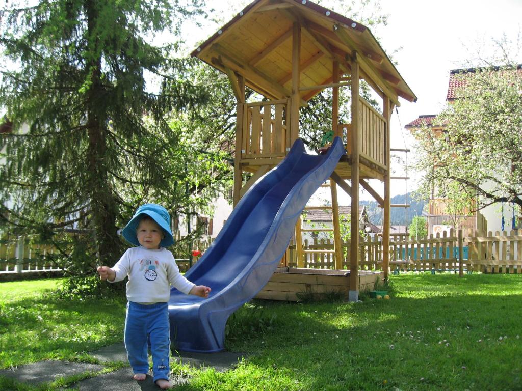 Ein Kinderspielbereich in der Unterkunft Haus Mariandl