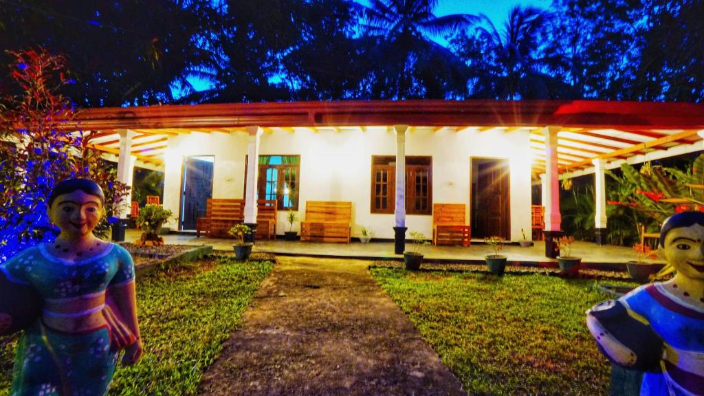 锡吉里亚Mordor Nights的两个人站在房子前面