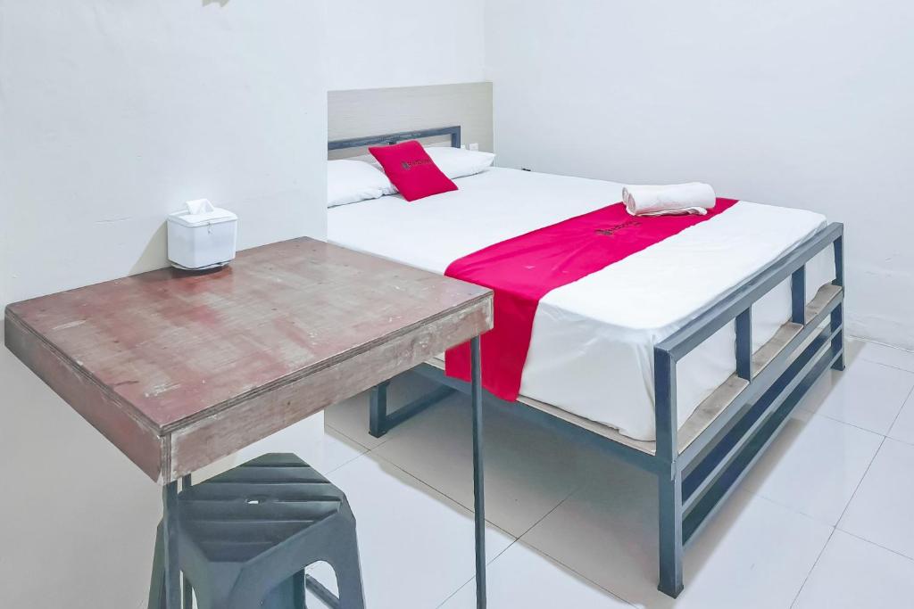 RedDoorz at Guest House A2 Near Rita Mall Tegal - Quarto Duplo Standard