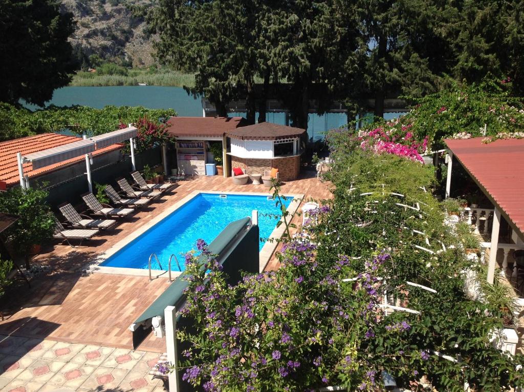 an overhead view of a swimming pool with chairs and flowers at Berg Hotel in Dalyan