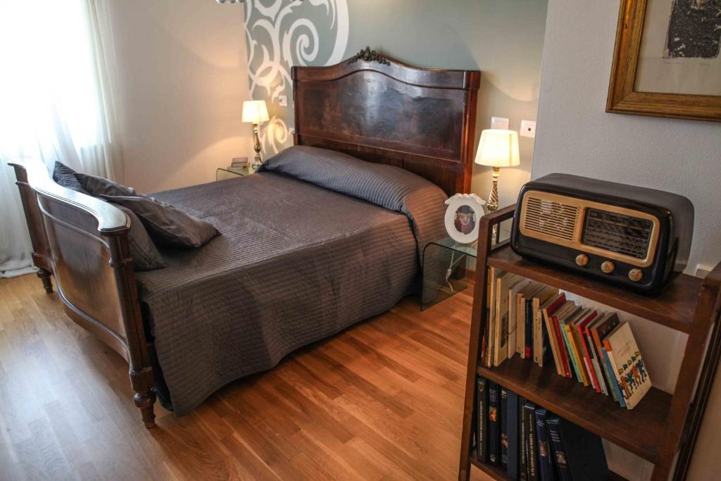 1 dormitorio con cama y estante para libros en Il Fonticolo Room & Breakfast, en Módena