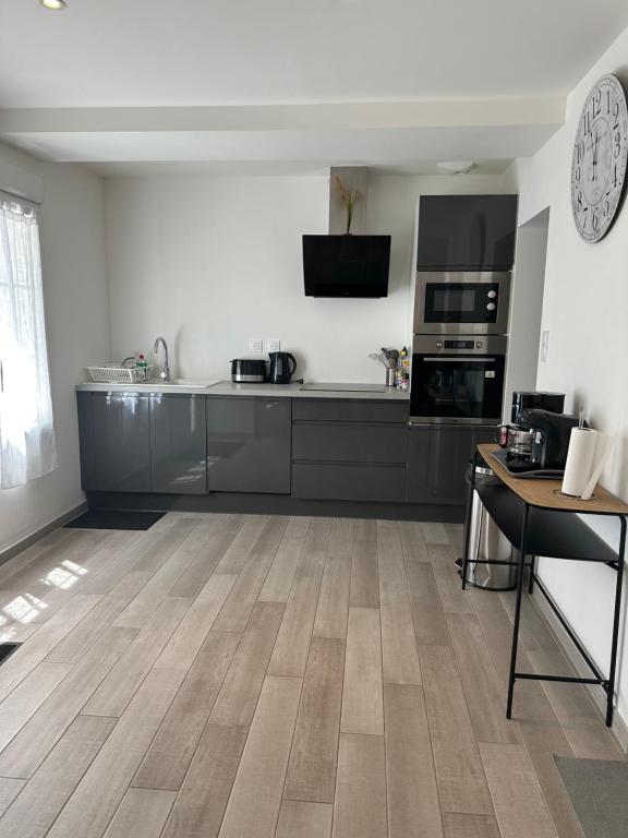 Il comprend une cuisine équipée d'appareils en acier inoxydable et du parquet. dans l'établissement la grande aire, à Saint-Aignan