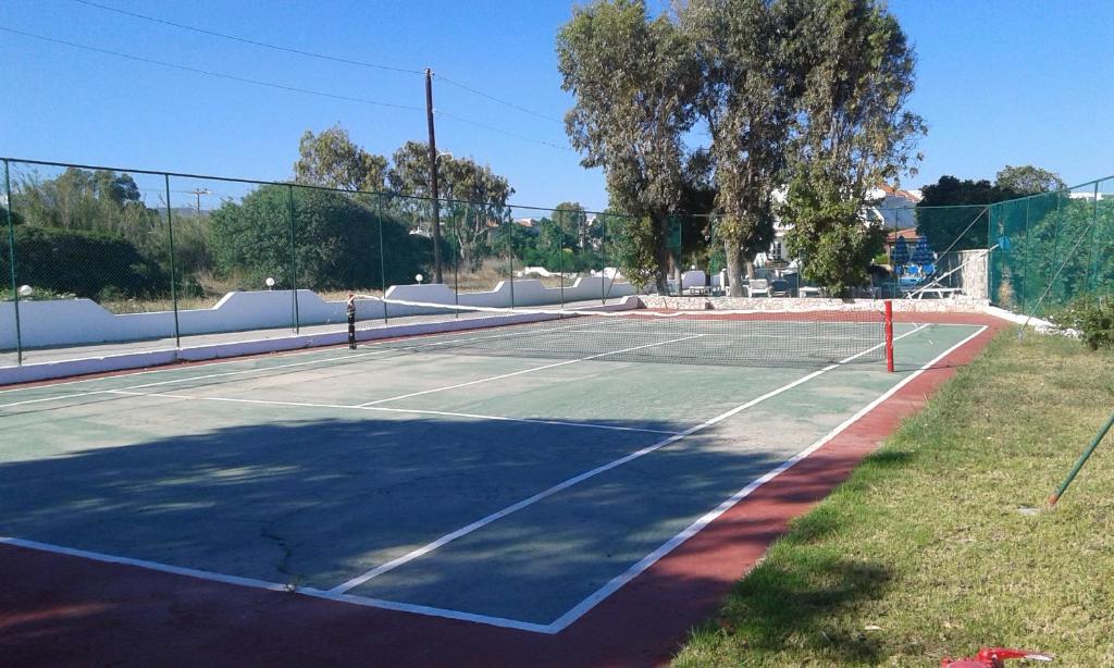 Tenis a/nebo squash v ubytování Nirvana Beach Hotel nebo okolí