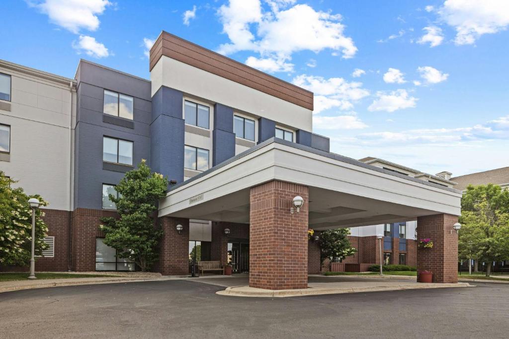 un revestimiento de un edificio con toldo en SpringHill Suites Minneapolis Eden Prairie, en Eden Prairie