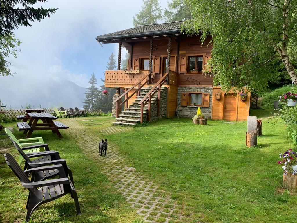 Landskap semula jadi dekat dengan chalet