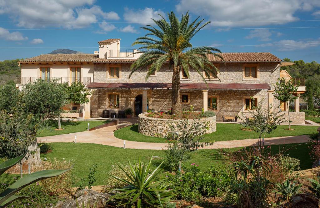 Κήπος έξω από το Agroturismo S'Arboçar