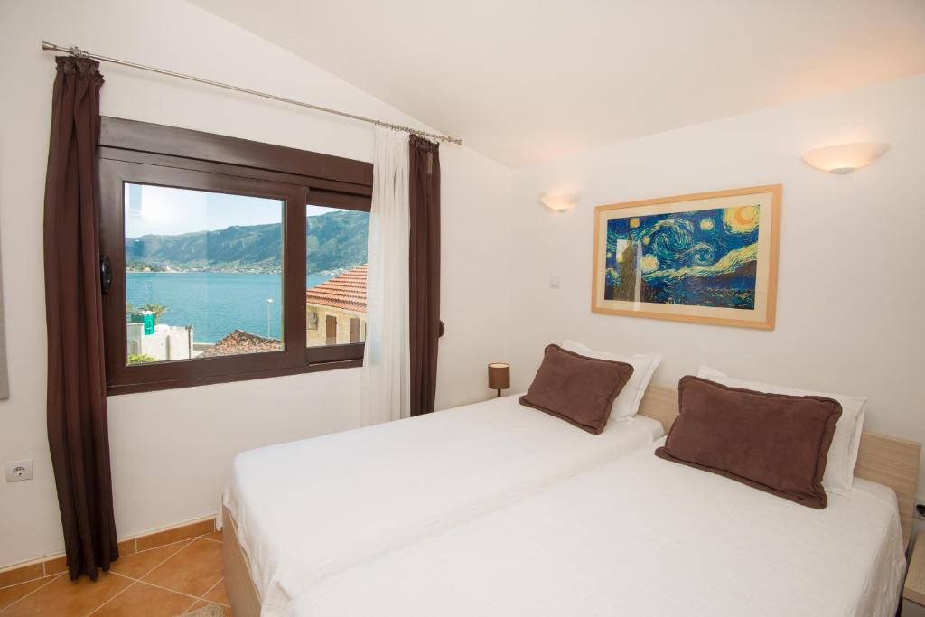A bed or beds in a room at Apartments Babilon