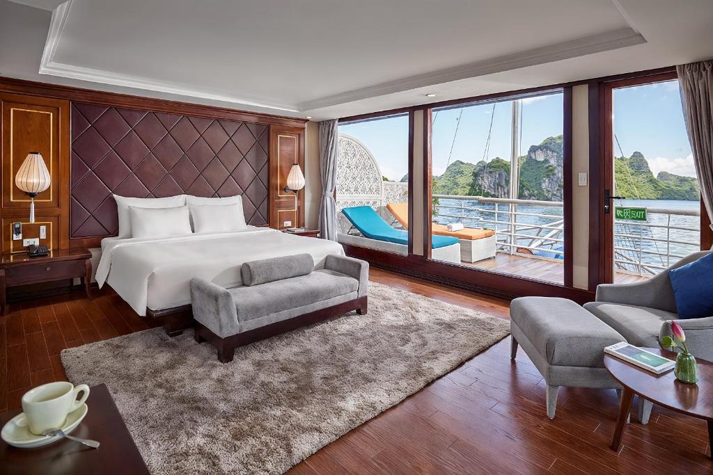 1 dormitorio grande con 1 cama y balcón en Verdure Lotus Classic Cruise on Lan Ha Bay, en Ha Long