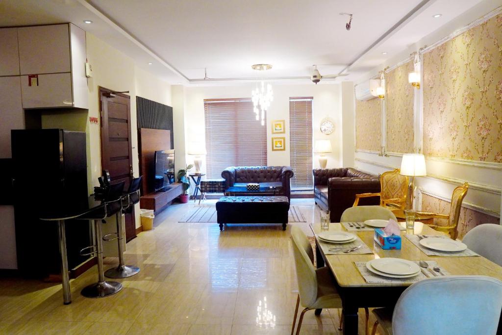 Χώρος καθιστικού στο Elegant 2BR Apartment AC, Lift, Parking & Convenient Location