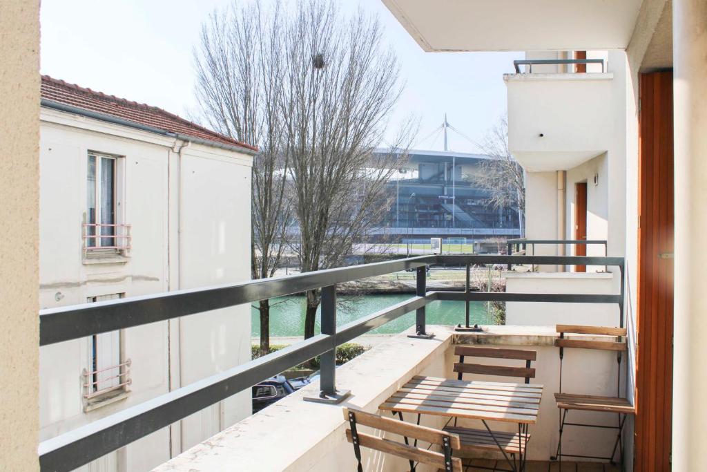 a balcony with chairs and a view of the water at Large apartment with balcony - Stade de France in Saint-Denis