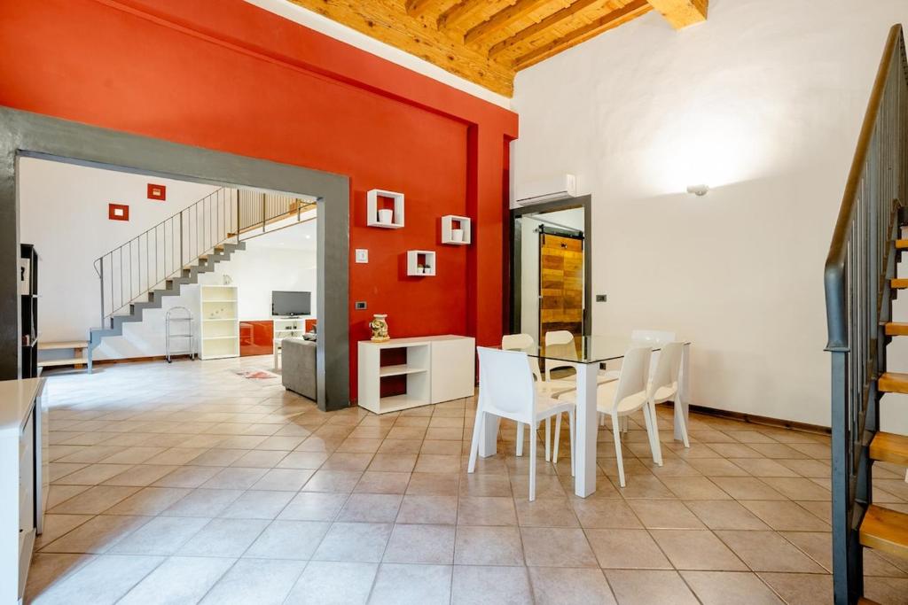 ein Esszimmer mit roten Wänden sowie einem Tisch und Stühlen in der Unterkunft Tower inn in Florenz