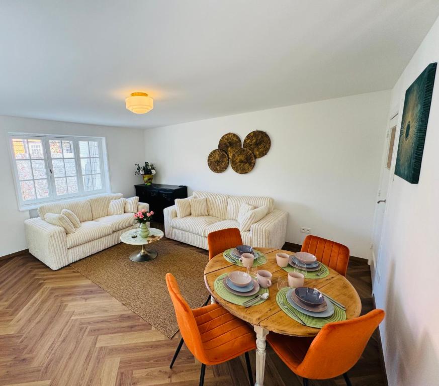 Χώρος καθιστικού στο Charming holiday home with terras near the beach