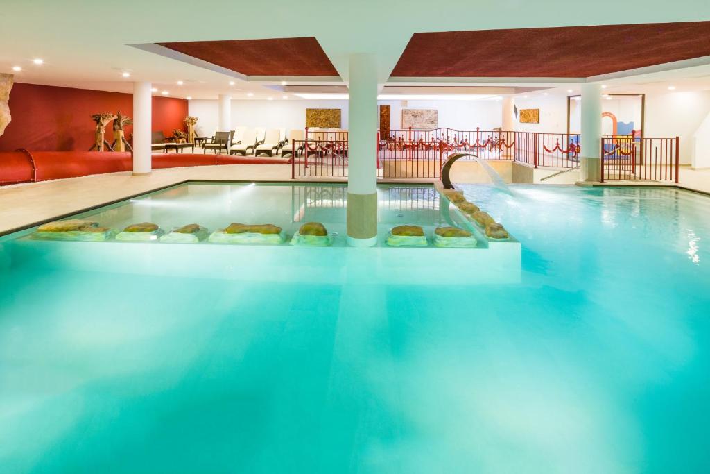 Bazén v ubytování Hotel Almina nebo v jeho okolí