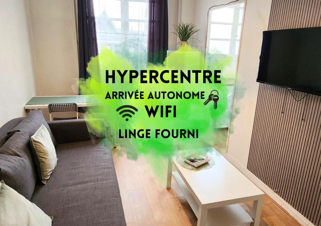 un salon avec un canapé et une table dans l'établissement 1# Central'Tours VERT, à Tours