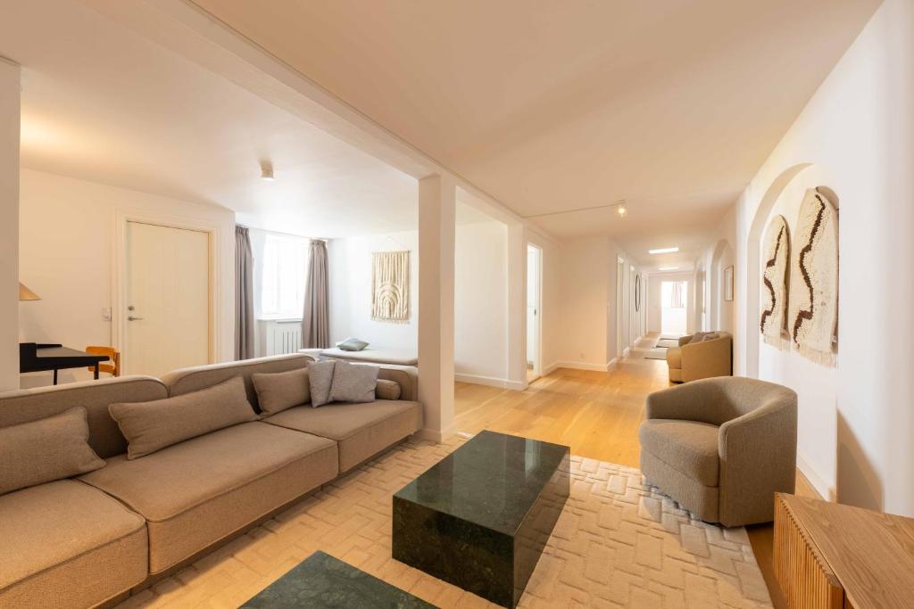 Ruang duduk di Family-Friendly Home for 10 in Prime Location