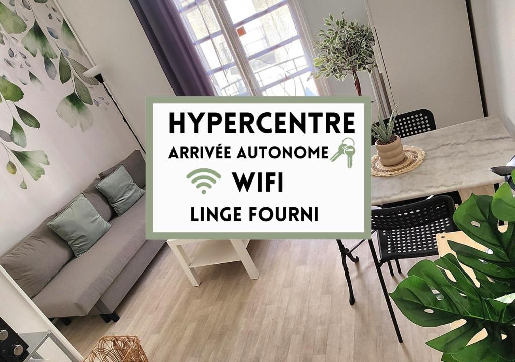 une image d'un appartement avec un salon dans l'établissement 3# Central'Tours VERT - Hypercentre, à Tours