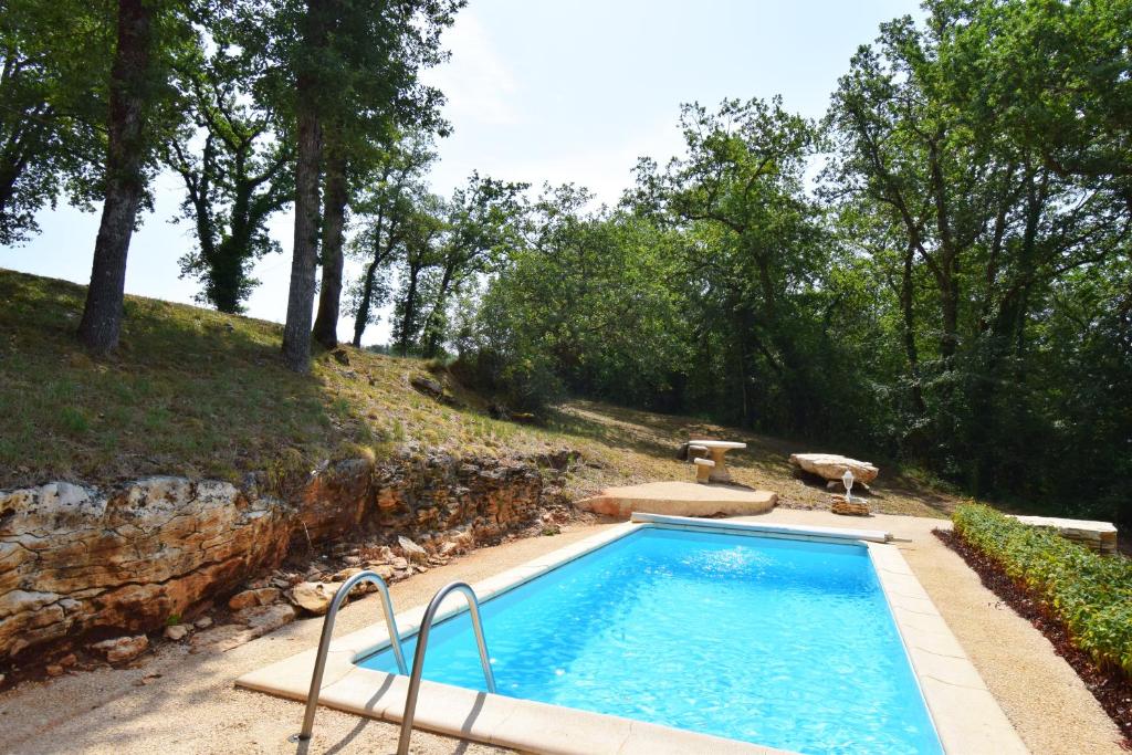 une piscine au milieu d'une cour dans l'établissement Domaine Le Mayne - Le Châtaignier - Clévacances 2 Clés, à Blanquefort-sur-Briolance