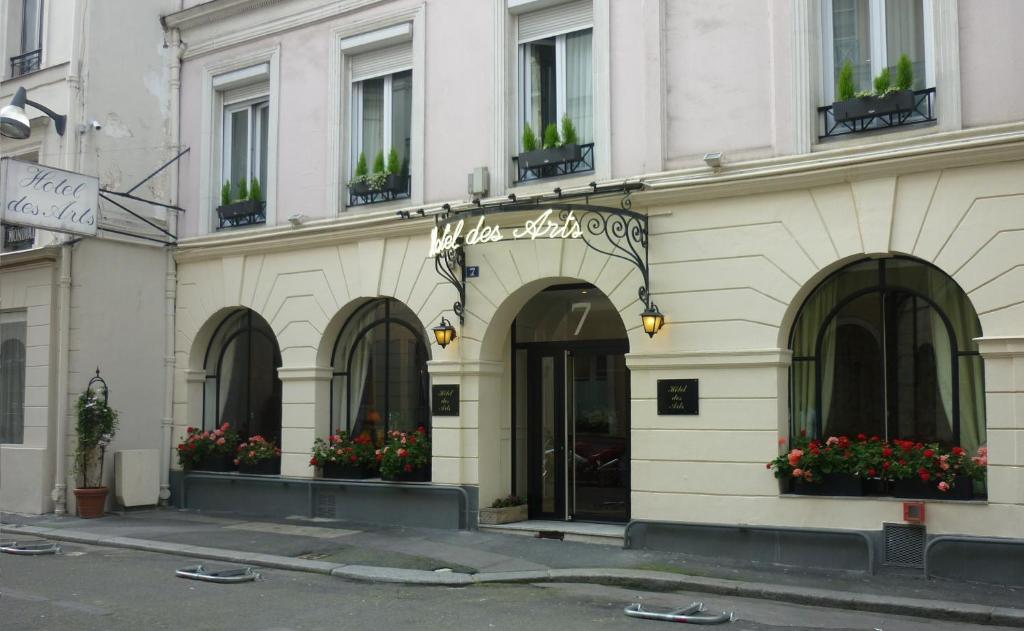 パリにあるHotel des Arts - Cite Bergereの正面に花箱が並ぶ建物