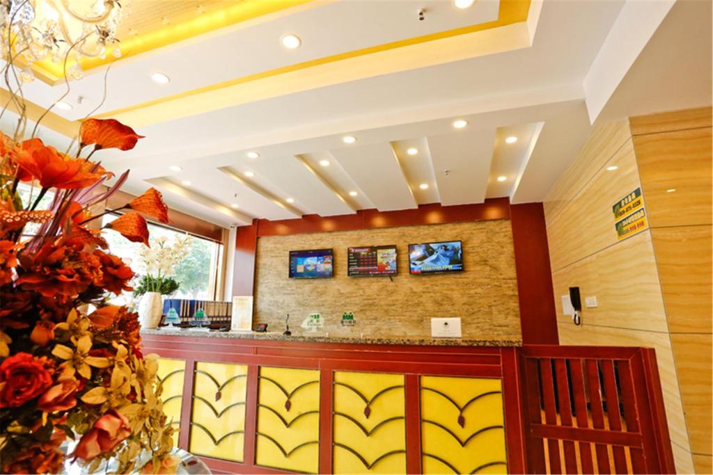 GreenTree Inn GuangXi HePu HuanzhuSouthRd.Transit Center Express Hotel في Hepu: لوبي الفندق مع بار باتمان