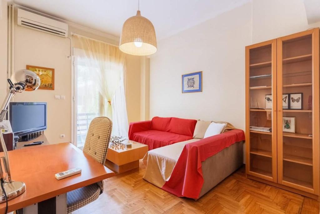 Televízia a/alebo spoločenská miestnosť v ubytovaní Athens Strawberry Hideaway - City Cozy Gem