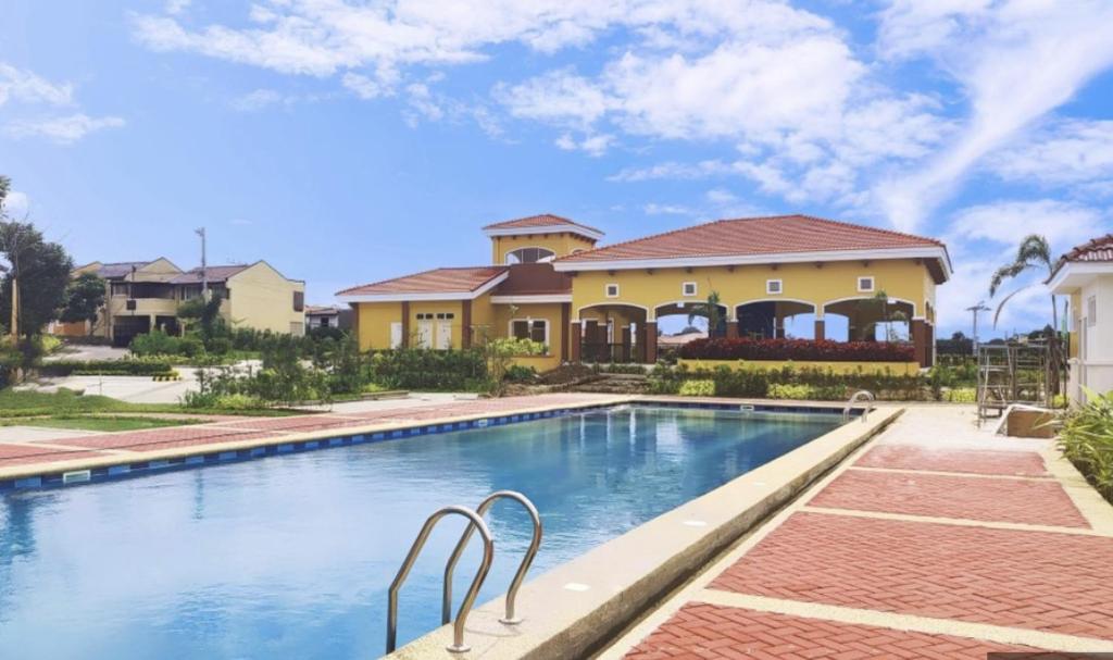 Bazén v ubytování Camella Davao-Airport Hub nebo v jeho okolí