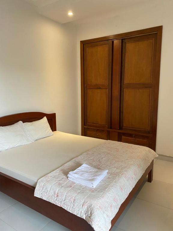 An Hoa 2 : غرفة نوم مع سرير مع خزانة خشبية