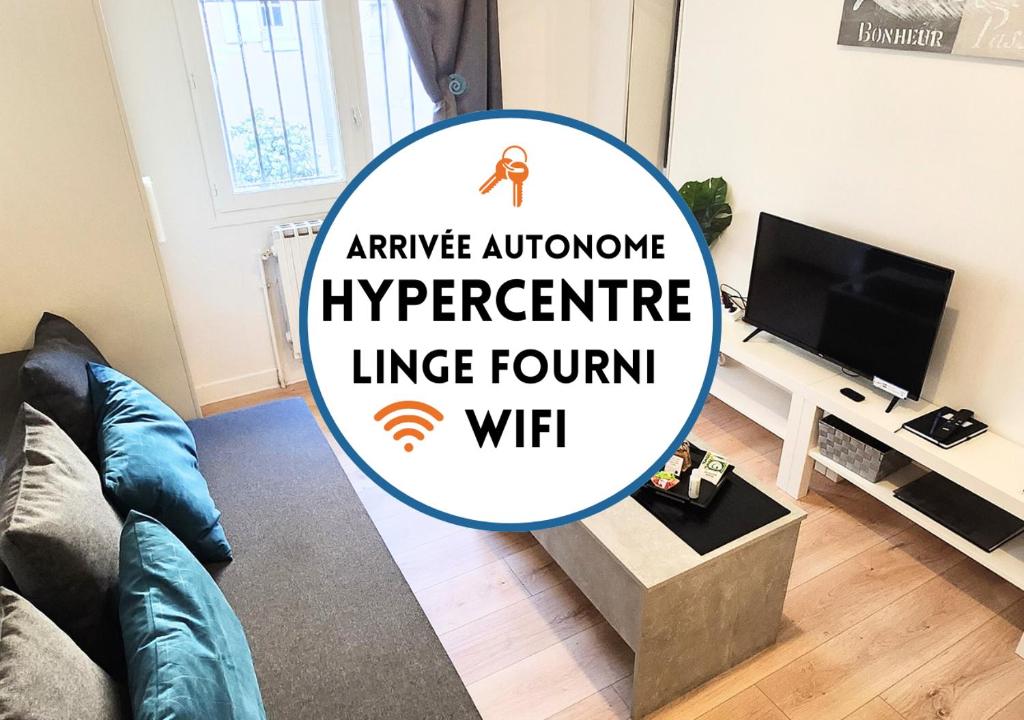 un salon avec un canapé et une télévision dans l'établissement 