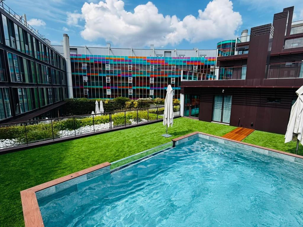 a swimming pool on the roof of a building at Hotel Jardines de Uleta Suites in Vitoria-Gasteiz