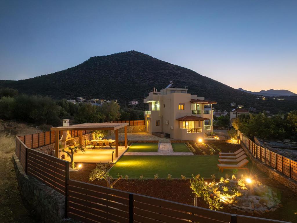 une maison avec un jardin clôturé dans l'établissement Villa Varda Antony, à Agios Nikolaos