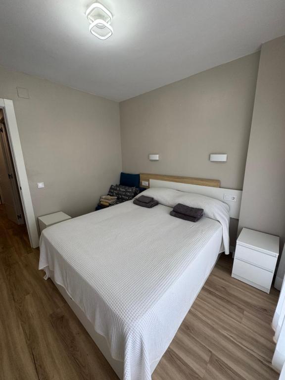 Cama o camas de una habitación en Lujoso piso enfrente de playa de Fenals, 2 terrazas