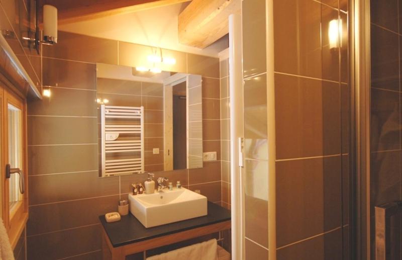 een badkamer met een wastafel en een spiegel bij L'Epicerie Du Monal in Sainte-Foy-Tarentaise