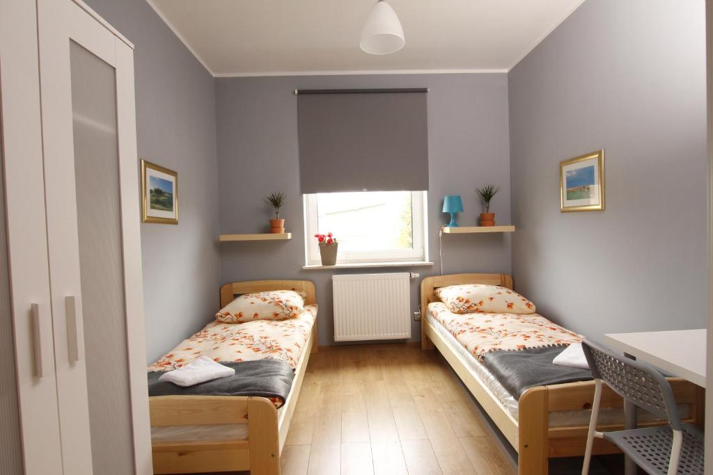Hostel w ogrodzie - Twin Room With Shared Bathroom - Room No. 2
