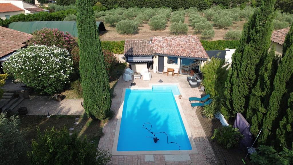 an aerial view of a house with a swimming pool at Studio Le Pitchoun in Pernes-les-Fontaines