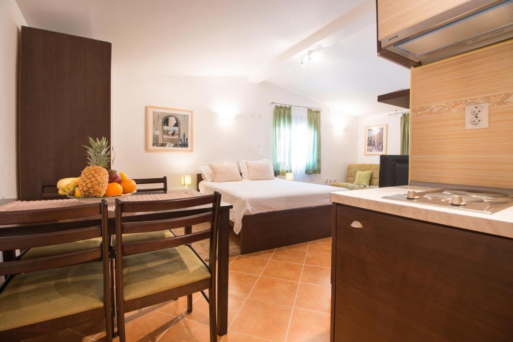 A kitchen or kitchenette at Apartments Babilon
