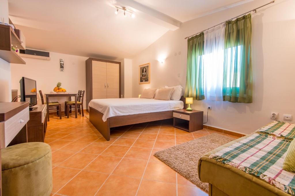 A bed or beds in a room at Apartments Babilon