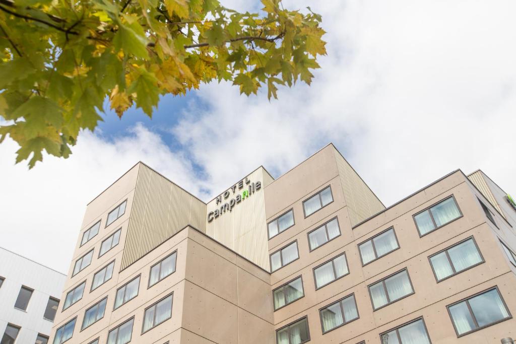 Un edificio con un cartel encima en Campanile Metz Centre - Gare, en Metz