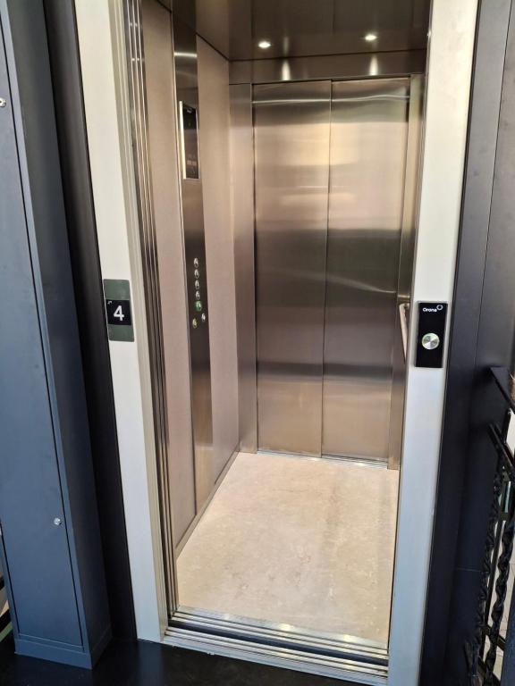 vestidor con puerta de cristal en Amendola Rooms, en Nápoles