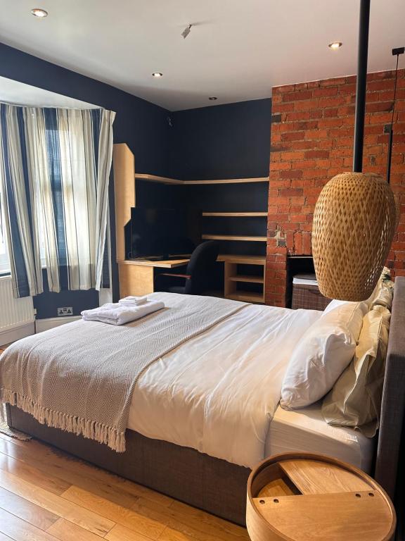 Un dormitorio con una cama grande y un escritorio. en Ensuite in Gorgeous Shared Oxford Flat, en Oxford