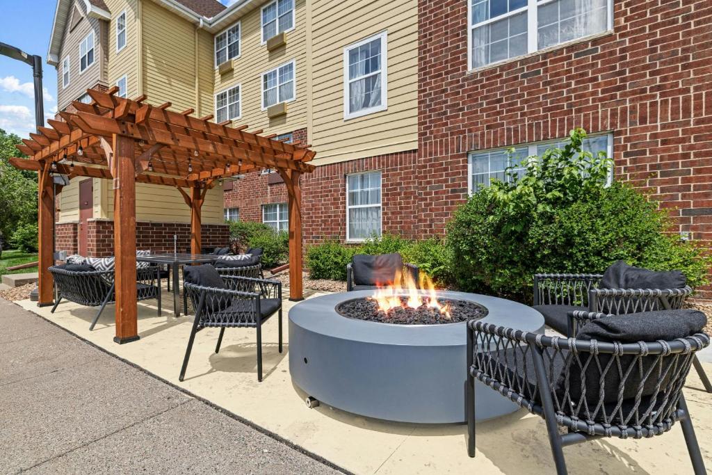 a fire pit with chairs and a pergola at TownePlace Suites Minneapolis-St. Paul Airport/Eagan in Eagan