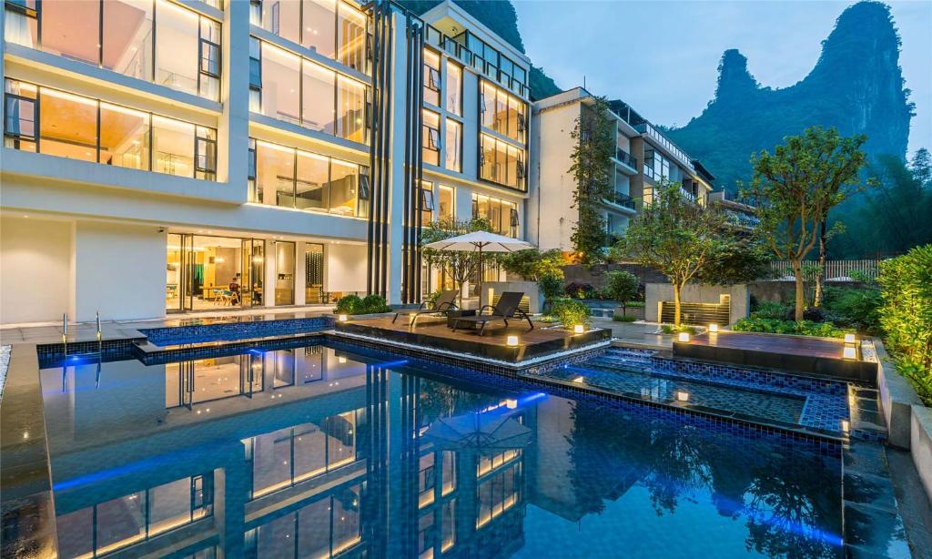 Piscina a Yangshuo Lihua Chenjia Garden View Hotel Featuring the Classic Li River Scene on Chinas 20 Yuan Banknote o a prop