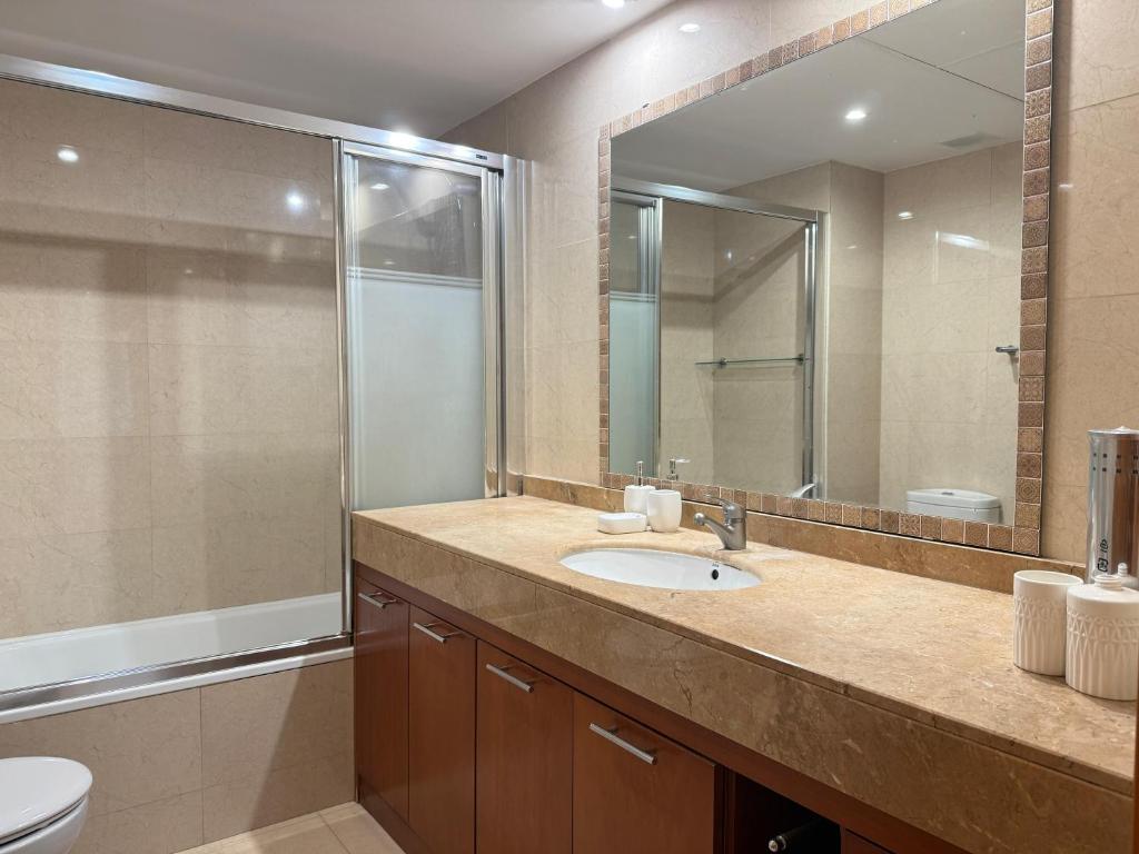 a bathroom with a sink and a mirror at Dúplex con encanto en Castelldefels in Castelldefels