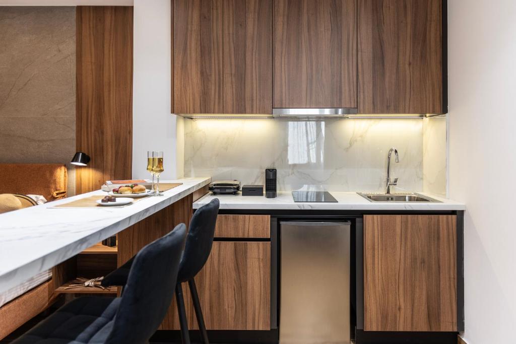 DOMIOS Suites Athens - Resim 4