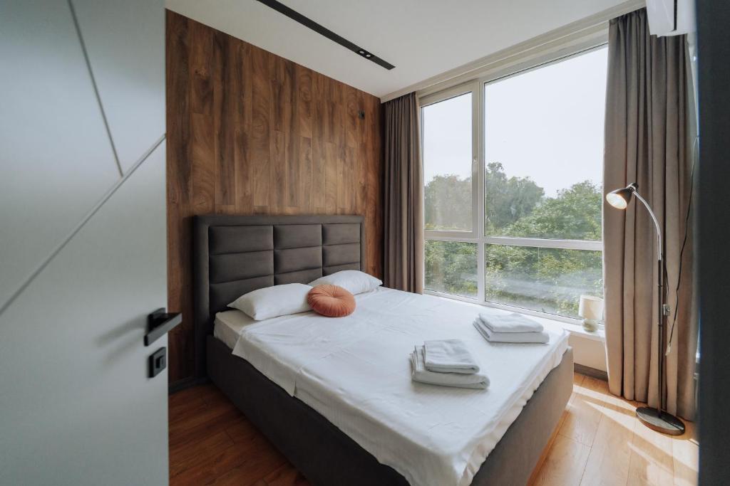 Postel nebo postele na pokoji v ubytování Quiet 1BR Retreat 2min to Transit and Shops