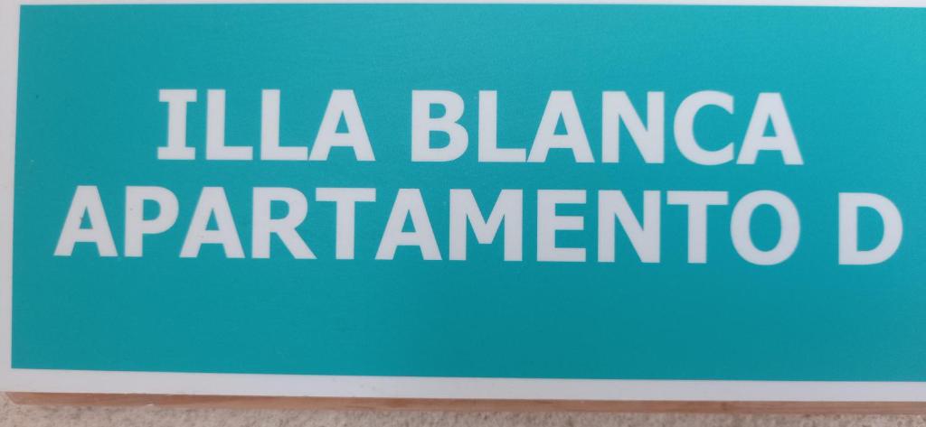 un panneau bleu avec les mots fila blancaancaanca dans l'établissement Apartamento Illa Blanca, à Es Pujols