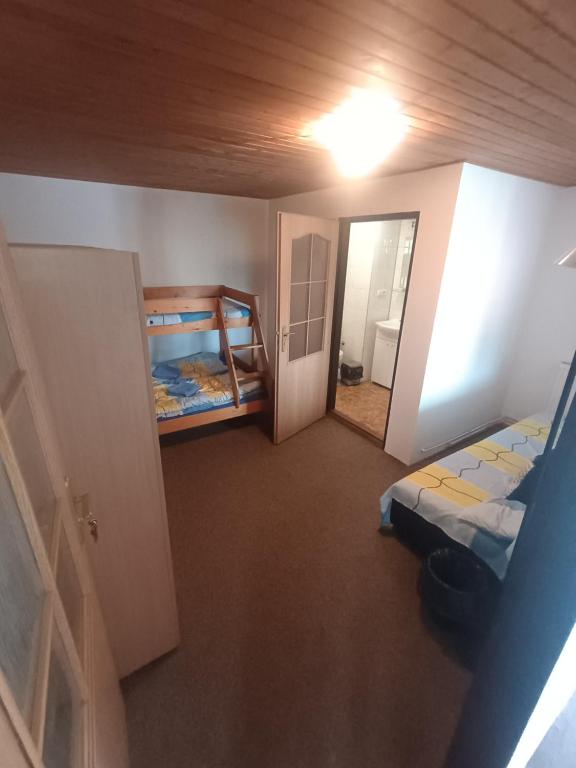 Postel nebo postele na pokoji v ubytování Apartmán Chlumětín