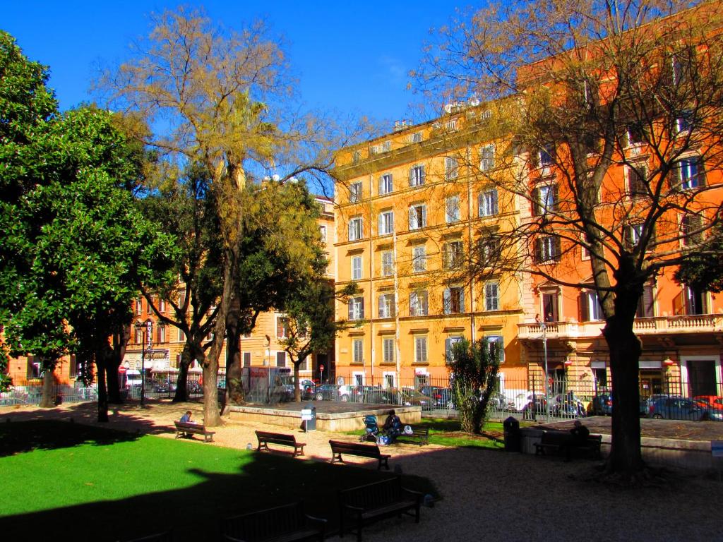 ローマにあるTermini Guesthouseの建物前のベンチ付き公園