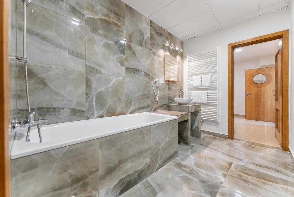 Hotel and Park Divoká Voda - Resim 9