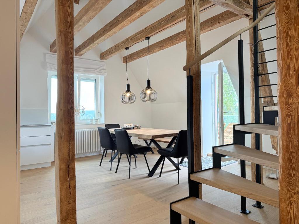 une salle à manger avec une table et des chaises dans l'établissement Lieblingsplatz, à Überlingen