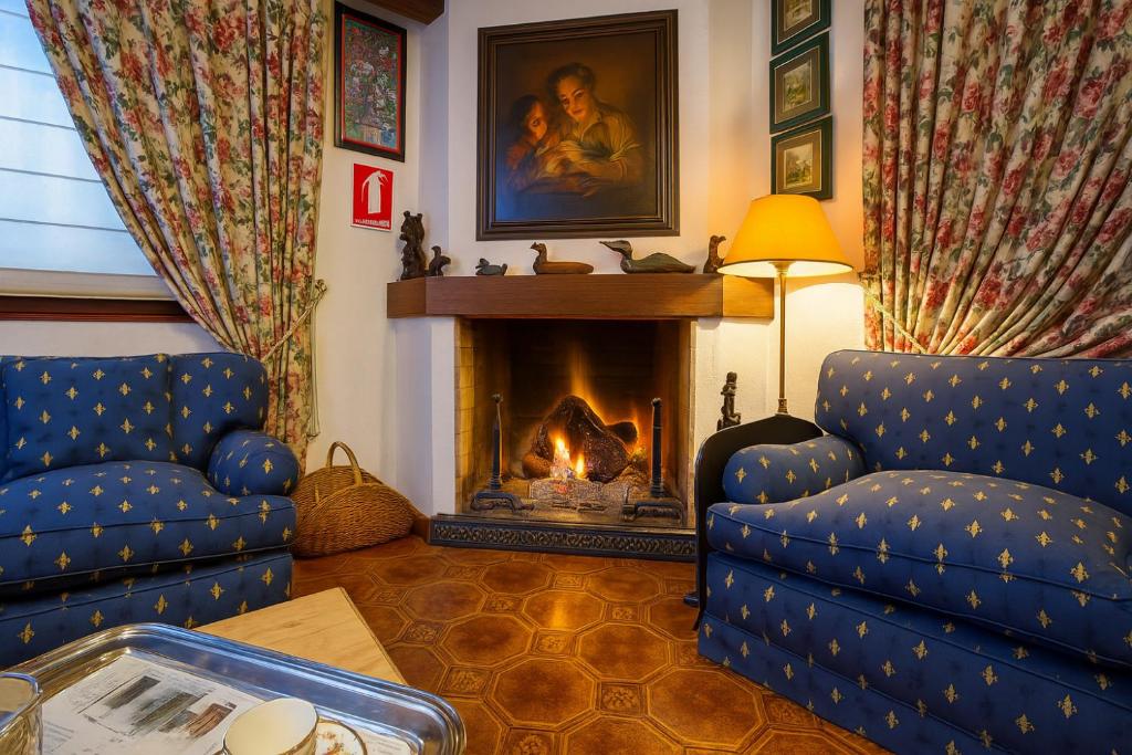 クエンカにあるHotel Rural Victoria by Bossh! Hotelsのリビングルーム(椅子2脚、暖炉付)