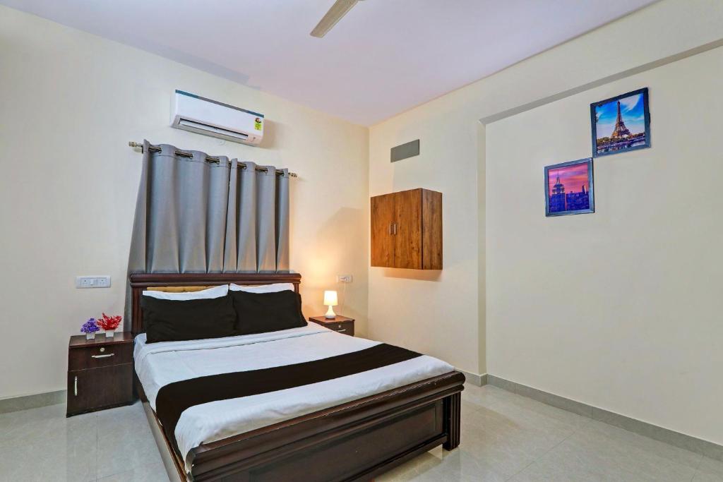 a bedroom with a large bed in a room at Super Collection O Sri Nirvana Edge in Hyderabad